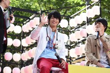 飯島寛騎（中央）