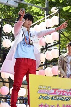 仮面ライダーエグゼイド ムテキゲーマーの変身を披露する飯島寛騎。