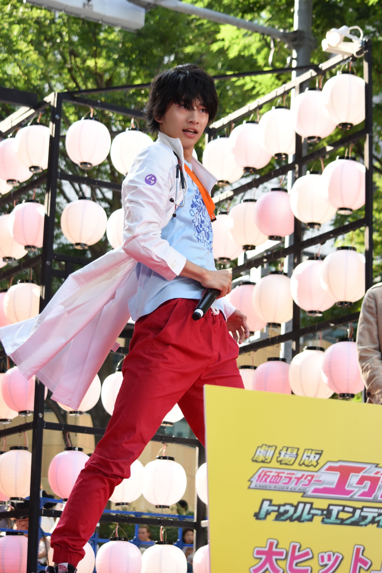 仮面ライダーエグゼイド ムテキゲーマーの変身を披露する飯島寛騎。