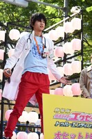 仮面ライダーエグゼイド ムテキゲーマーの変身を披露する飯島寛騎。