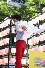 仮面ライダーエグゼイド ムテキゲーマーの変身を披露する飯島寛騎。