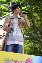 仮面ライダービルドの変身を披露する犬飼貴丈。