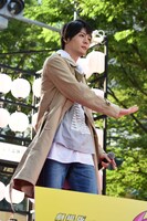 仮面ライダービルドの変身を披露する犬飼貴丈。