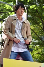 仮面ライダービルドの変身を披露する犬飼貴丈。