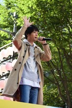 仮面ライダービルドの変身を披露する犬飼貴丈。