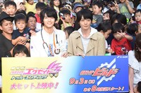 中央左から飯島寛騎、犬飼貴丈。