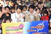 中央左から飯島寛騎、犬飼貴丈。