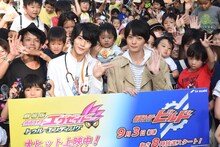 中央左から飯島寛騎、犬飼貴丈。