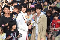 中央左から飯島寛騎、犬飼貴丈。