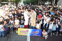 中央左から飯島寛騎、犬飼貴丈。