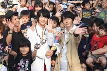 中央左から飯島寛騎、犬飼貴丈。