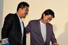 左からヤン・イクチュン、菅田将暉。