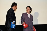 左からヤン・イクチュン、菅田将暉。