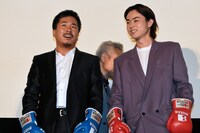 左からヤン・イクチュン、菅田将暉。
