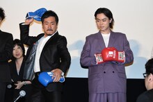 左からヤン・イクチュン、菅田将暉。