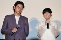 左から菅田将暉、木下あかり。