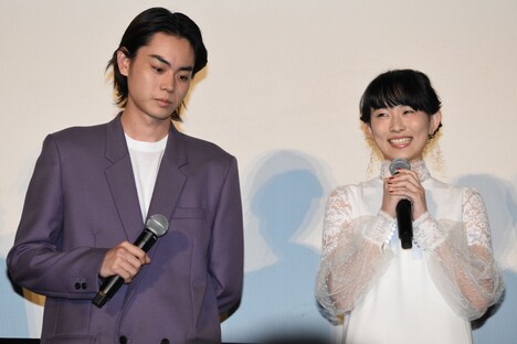 左から菅田将暉、木下あかり。