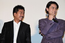 左からヤン・イクチュン、菅田将暉。