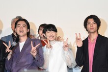 前列左から菅田将暉、木下あかり、山田裕貴。