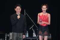 左から妻夫木聡、水原希子。