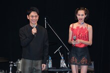 左から妻夫木聡、水原希子。