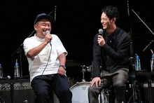 左から大根仁、妻夫木聡。