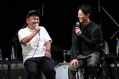 左から大根仁、妻夫木聡。