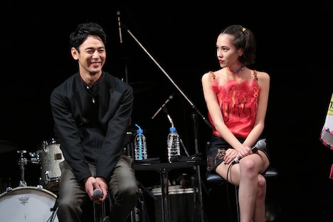 左から妻夫木聡、水原希子。