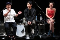左から大根仁、妻夫木聡、水原希子。