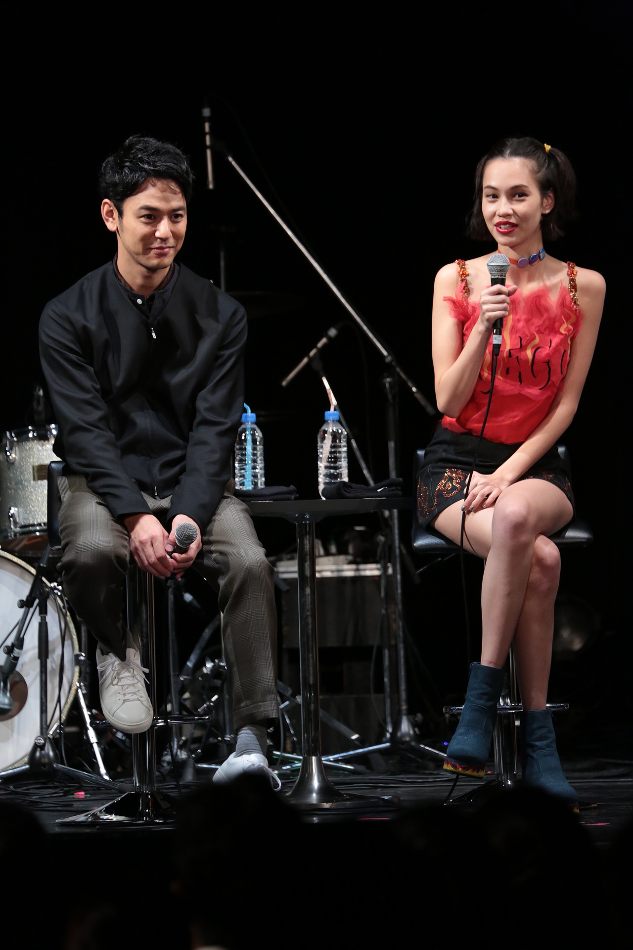 左から妻夫木聡、水原希子。