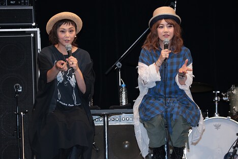 左から吉村由美、大貫亜美。