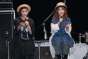 左から吉村由美、大貫亜美。