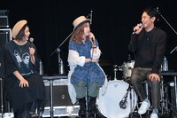 左から吉村由美、大貫亜美、妻夫木聡。