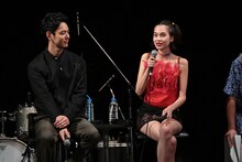 左から妻夫木聡、水原希子。