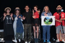 左から吉村由美、大貫亜美、妻夫木聡、水原希子、安齋肇、三浦憲治。