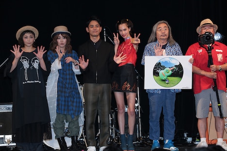 左から吉村由美、大貫亜美、妻夫木聡、水原希子、安齋肇、三浦憲治。