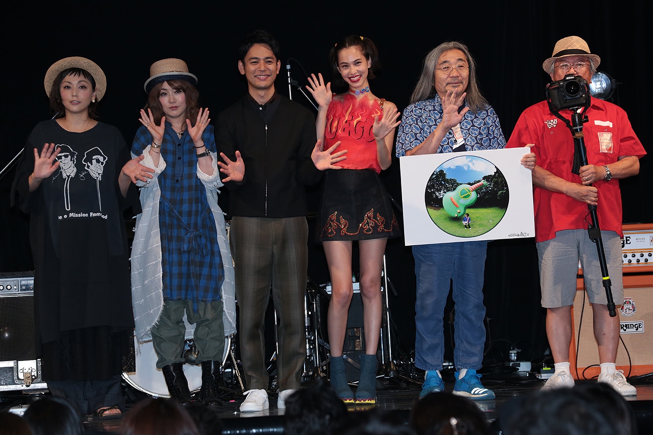 左から吉村由美、大貫亜美、妻夫木聡、水原希子、安齋肇、三浦憲治。