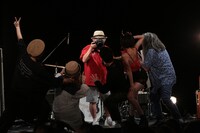 三浦憲治のカメラに向けてポーズを撮る登壇者たち。