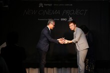 トロフィーを受け取る文晟豪（ムン・ソンホ）。