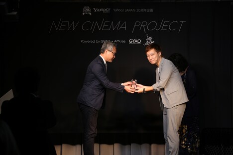 トロフィーを受け取る文晟豪（ムン・ソンホ）。