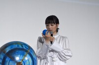 ボールに書かれた質問を読み上げる広瀬すず。