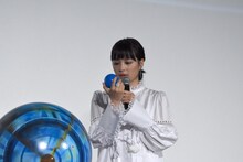 ボールに書かれた質問を読み上げる広瀬すず。