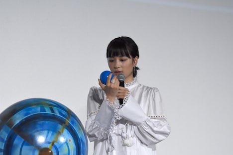 ボールに書かれた質問を読み上げる広瀬すず。