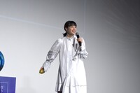 客席にボールを投げる広瀬すず。