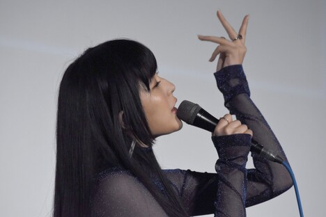 「打上花火」を披露するDAOKO。