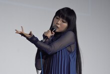 「打上花火」を披露するDAOKO。