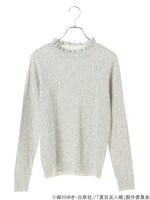 「夏目友人帳 フリルハイネックニットプルオーバー」の杢グレー。