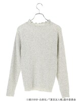 「夏目友人帳 フリルハイネックニットプルオーバー」の杢グレー。