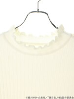 「夏目友人帳 フリルハイネックニットプルオーバー」のオフホワイト。