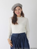 「夏目友人帳 フリルハイネックニットプルオーバー」オフホワイトの着用イメージ。